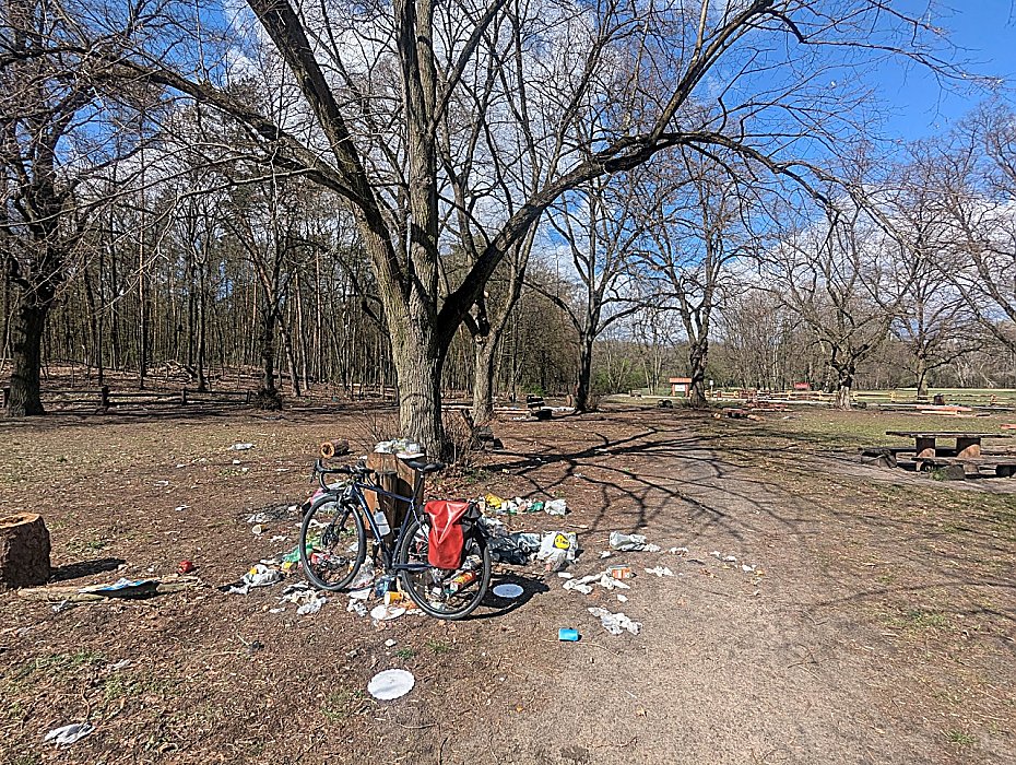 alt='Polana na M�ocinach tonie w �mieciach. Burmistrz reaguje'