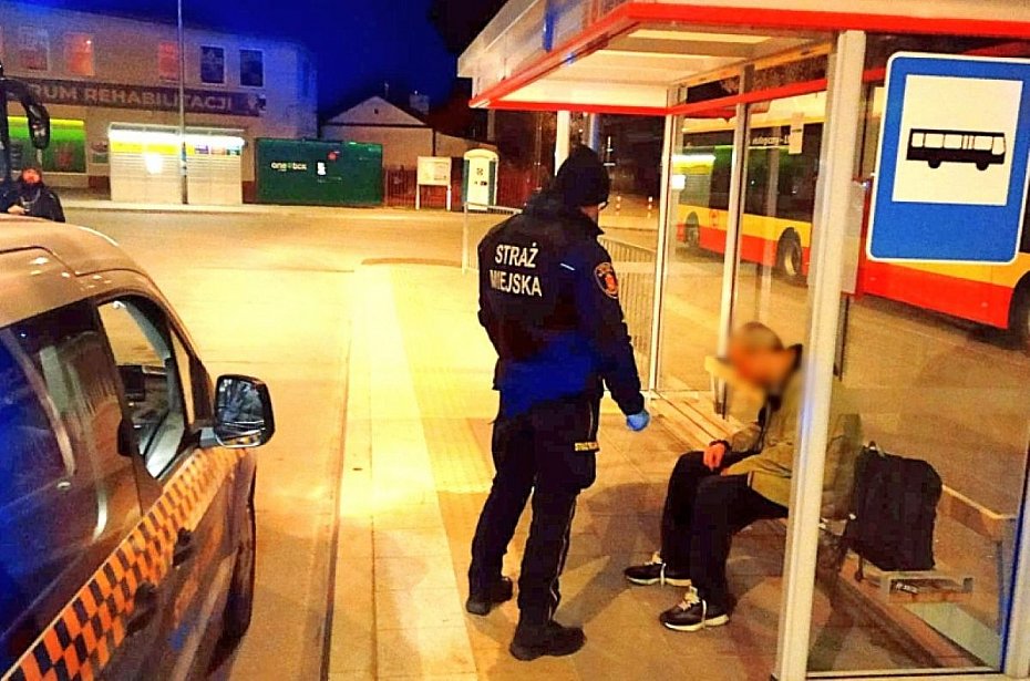 alt='Spa� na pod�odze autobusu. Okaza�o si�, �e potrzebuje pomocy'