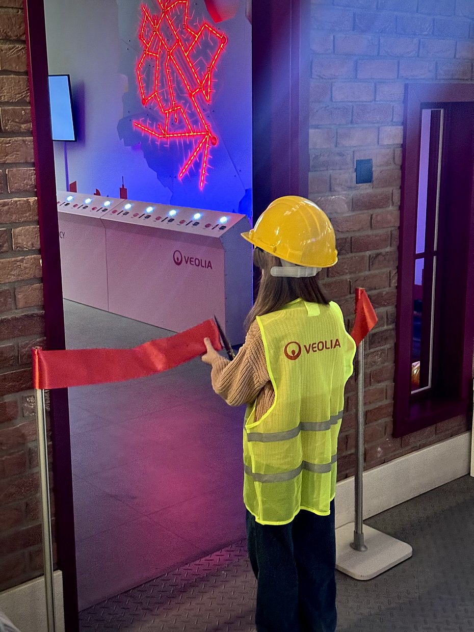 alt='Nowa strefa Veolii w MINICITI. Dzieci poznaj� sie� ciep�ownicz� Warszawy'
