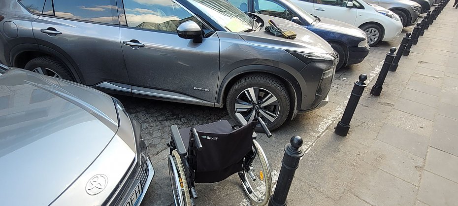 Kierowcy kontra aktywi�ci. Sp�r o buspasy, s�upkoz� i zw�anie ulic narasta