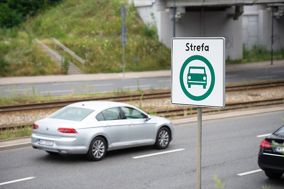 Kierowcy kontra aktywi�ci. Sp�r o buspasy, s�upkoz� i zw�anie ulic narasta