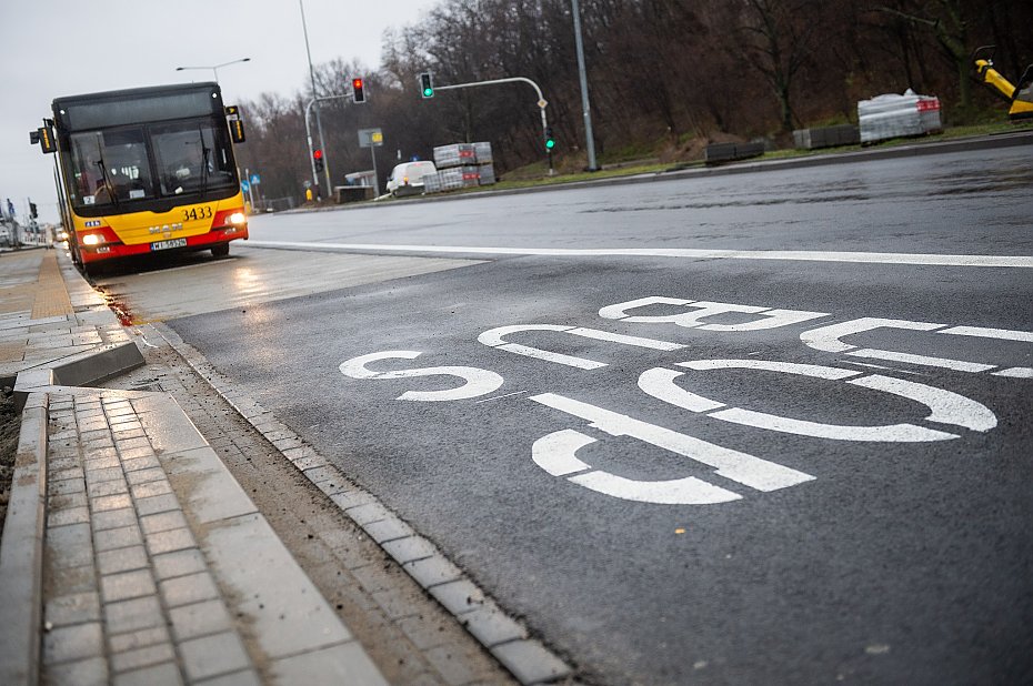 Kierowcy kontra aktywi�ci. Sp�r o buspasy, s�upkoz� i zw�anie ulic narasta