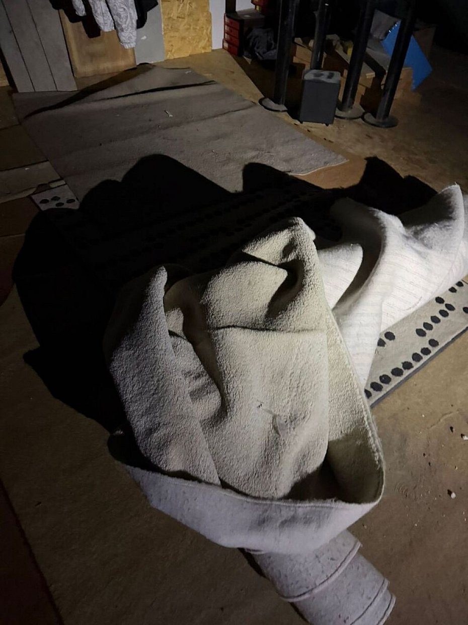 alt='Schowa� si� na strychu w dywanie. Policja i tak go znalaz�a'