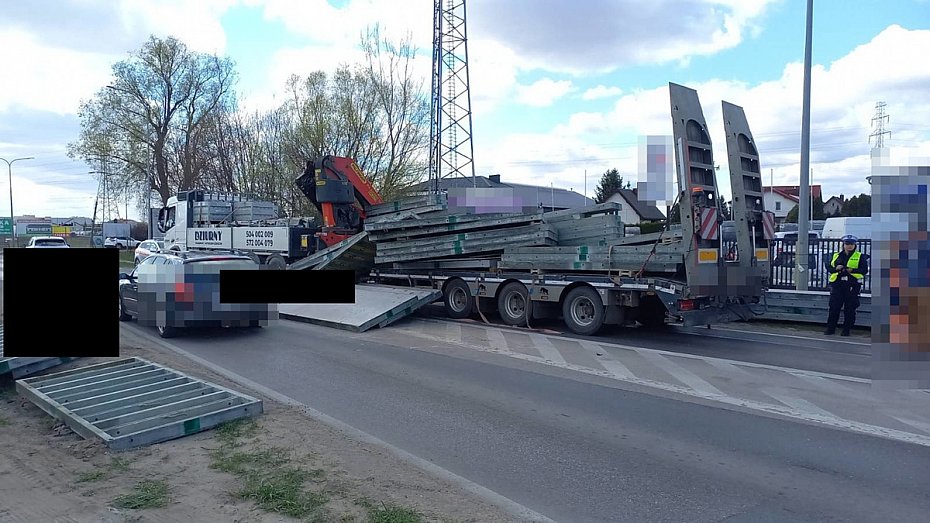 alt='�adunek spad� z ci�ar�wki na jezdni�'