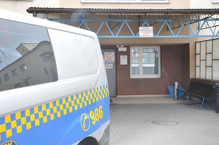 alt='Stra�nicy miejscy uratowali 57-latka. Dosz�o do zatrzymania kr��enia'