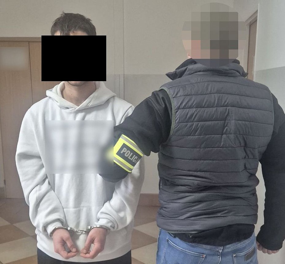 alt='Zatrzymani przy bankomacie. Oszukiwali "na podszywacza"'