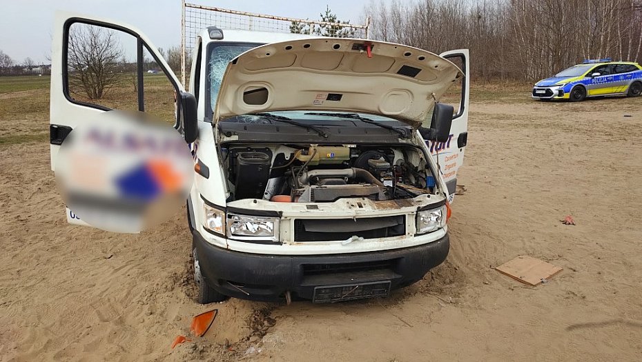 alt='Kradli auta dla "zabawy". Nastolatkowie i 18-latek zatrzymani'