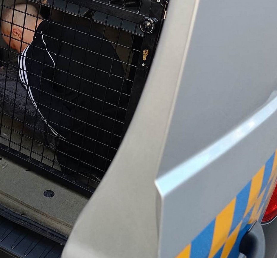 alt='16-latek zniszczy� radiow�z i obra�a� s�u�by'