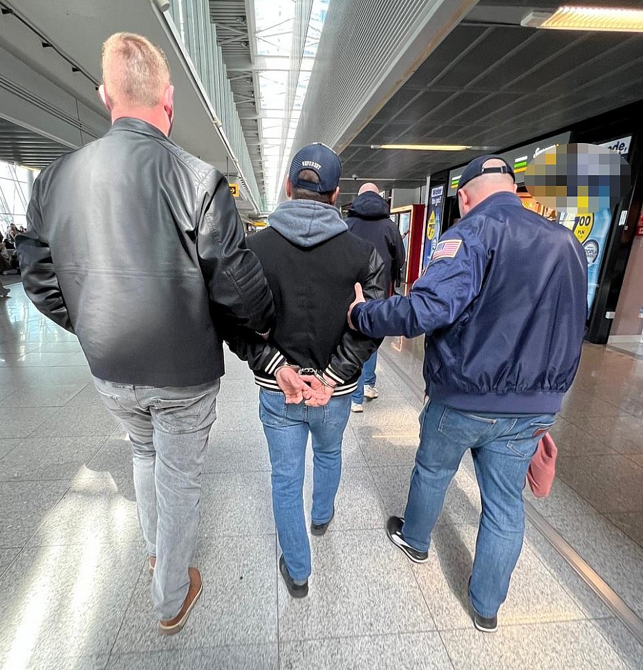 alt='Chcia� uciec do Holandii. Policja zatrzyma�a go przy bramce'