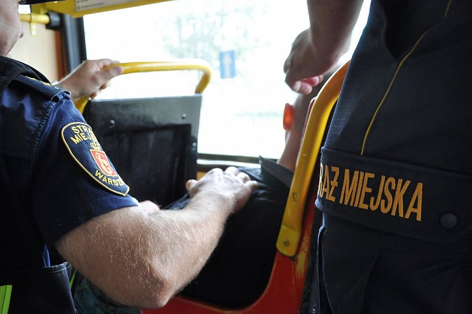 alt='Awantura w tramwaju i nieoczekiwany fina�. Mia� przy sobie cudze dokumenty'