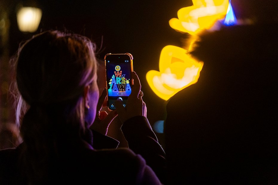 alt='Napis Warszawa wraca i zostaje na sta�e przy Placu Zamkowym'