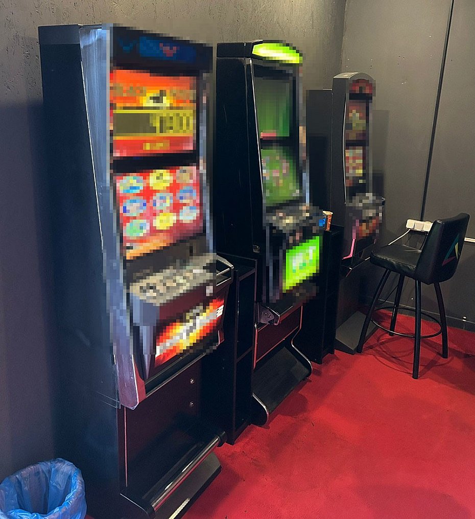 alt='Nielegalny hazard. Zabezpieczono automaty i got�wk�'