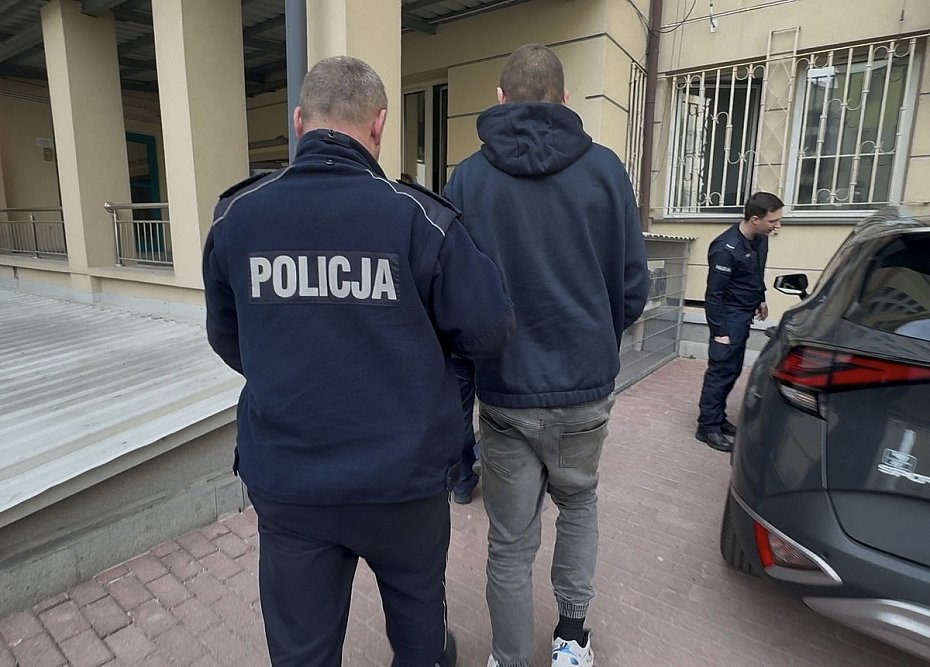 alt='Rzuci� kamieniem w drzwi. Policja zatrzyma�a sprawc� po kilku minutach'
