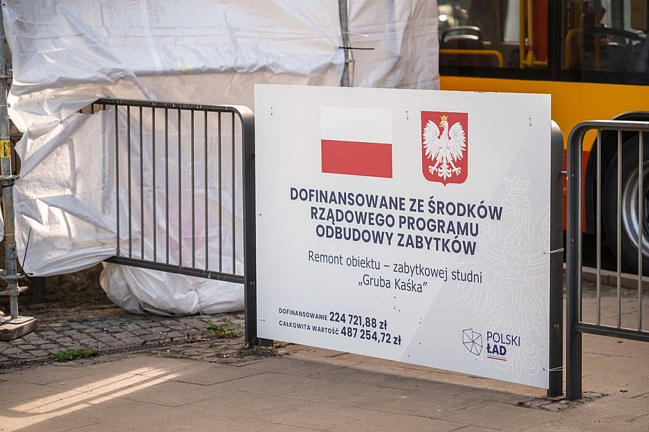 Remont Grubej Ka�ki w Warszawie. Zabytkowa studnia przechodzi metamorfoz�