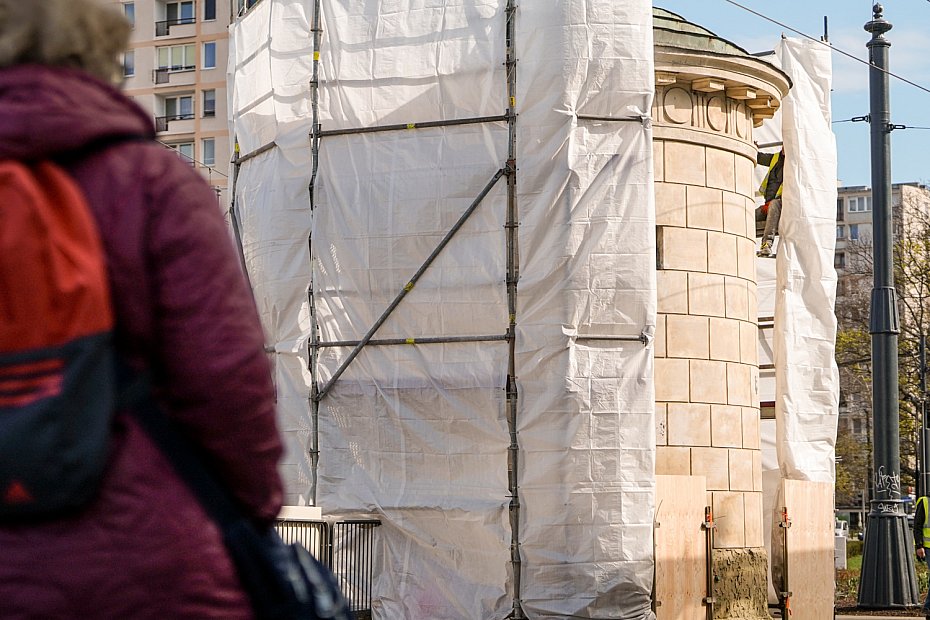 alt='Remont Grubej Ka�ki w Warszawie. Zabytkowa studnia przechodzi metamorfoz�'