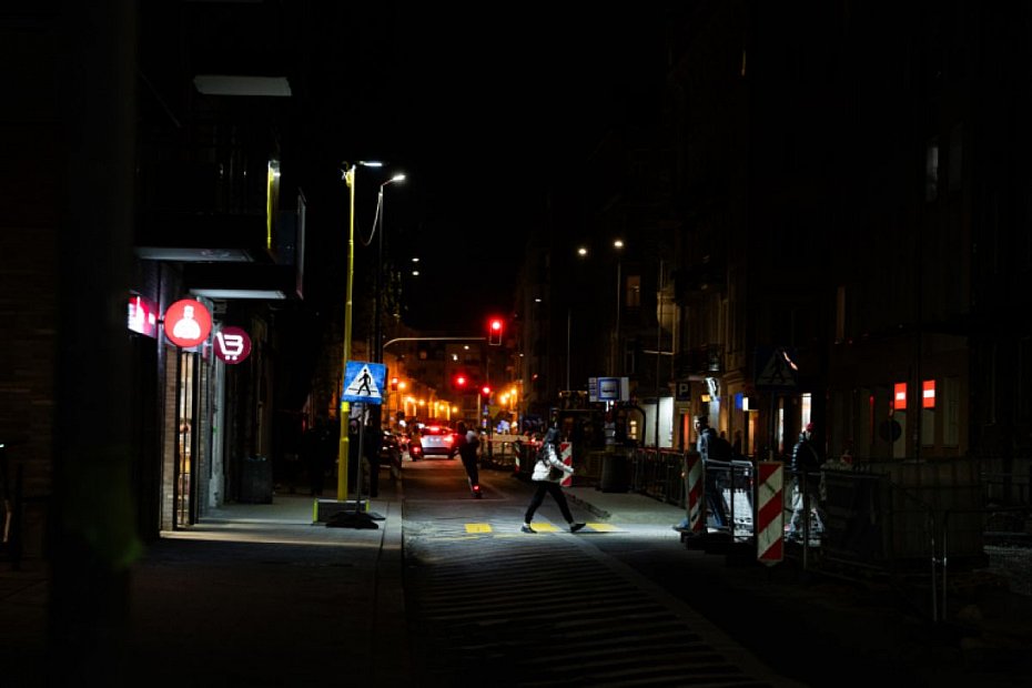 alt='Nowe o�wietlenie tymczasowych przej�� w Warszawie. Piesi b�d� lepiej widoczni'