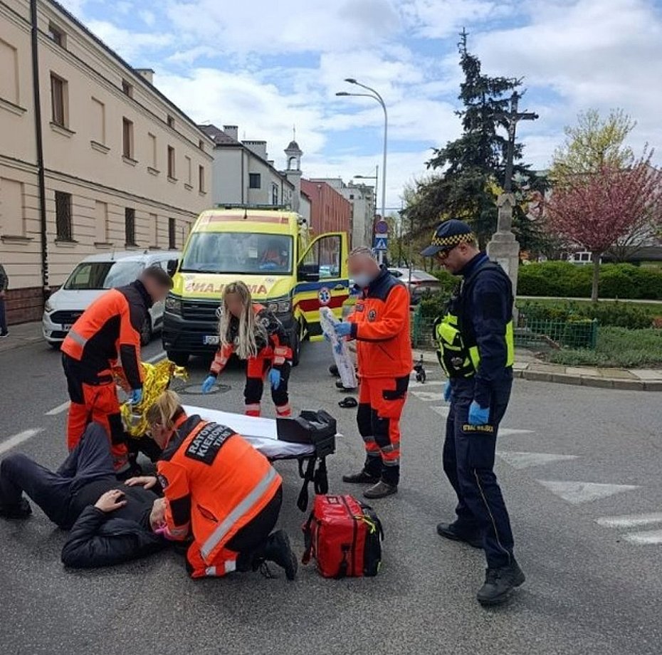 alt='Zderzenie hulajnogi z samochodem'