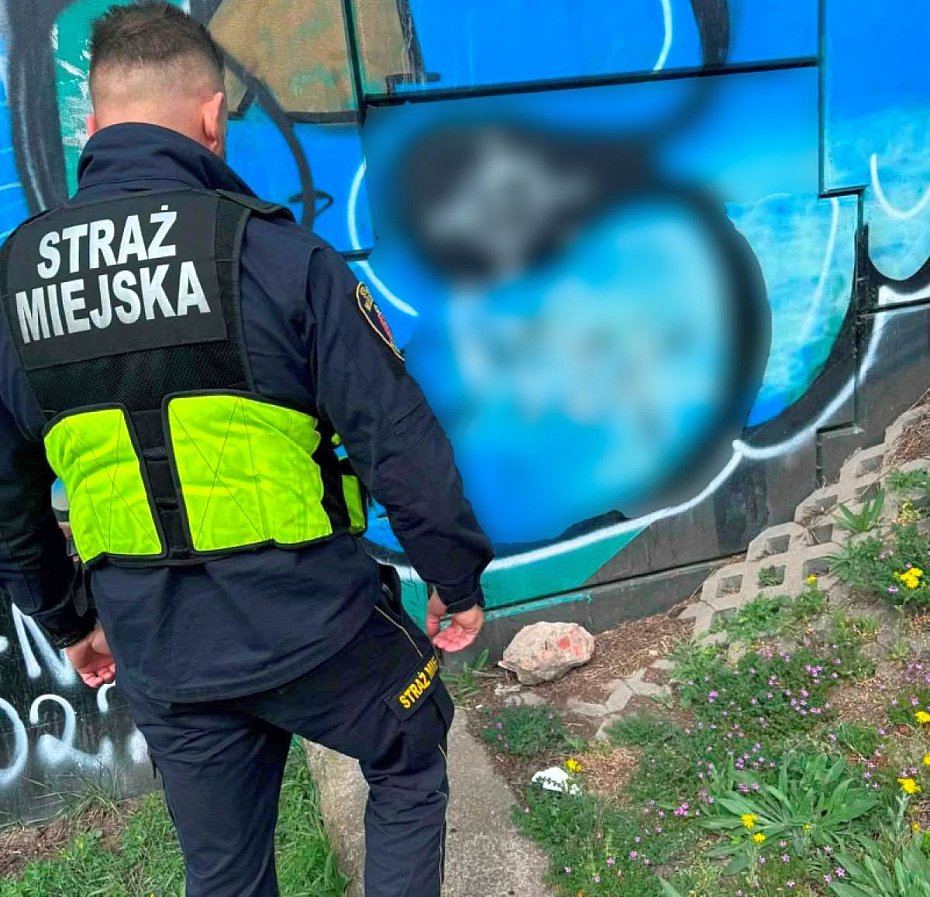 alt='Zakodowana reklama dilera na filarach wiaduktu. Interwencja stra�y miejskiej'