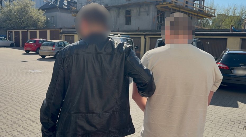 alt='Wpad� przez brak �wiate�. W aucie mia� narkotyki'