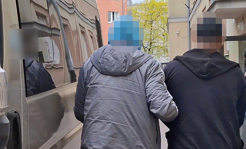 alt='Poszukiwany zatrzymany w Ursusie. W aucie mia� tysi�ce e-papieros�w'