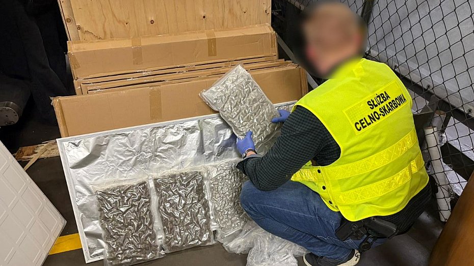 alt='Prawie 90 kg marihuany w paczce z Kanady. Zatrzymano odbiorczyni�'