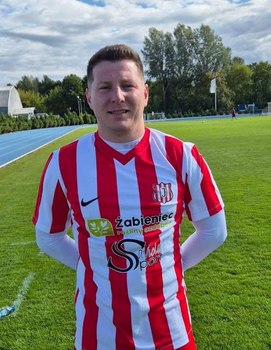 alt='Policjant poza s�u�b� ruszy� na pomoc. Dramatyczne chwile na boisku'