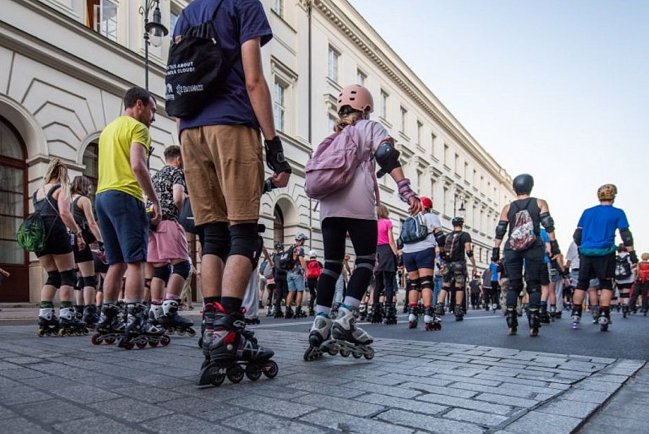 alt='Nightskating Warszawa 2026. Nocny przejazd rolkarzy i utrudnienia'