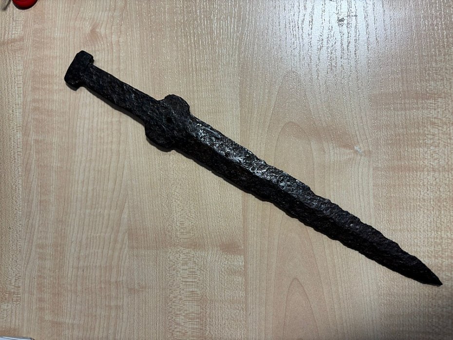 alt='Zabytkowy sztylet na sprzeda�. Policja zabezpieczy�a znalezisko'