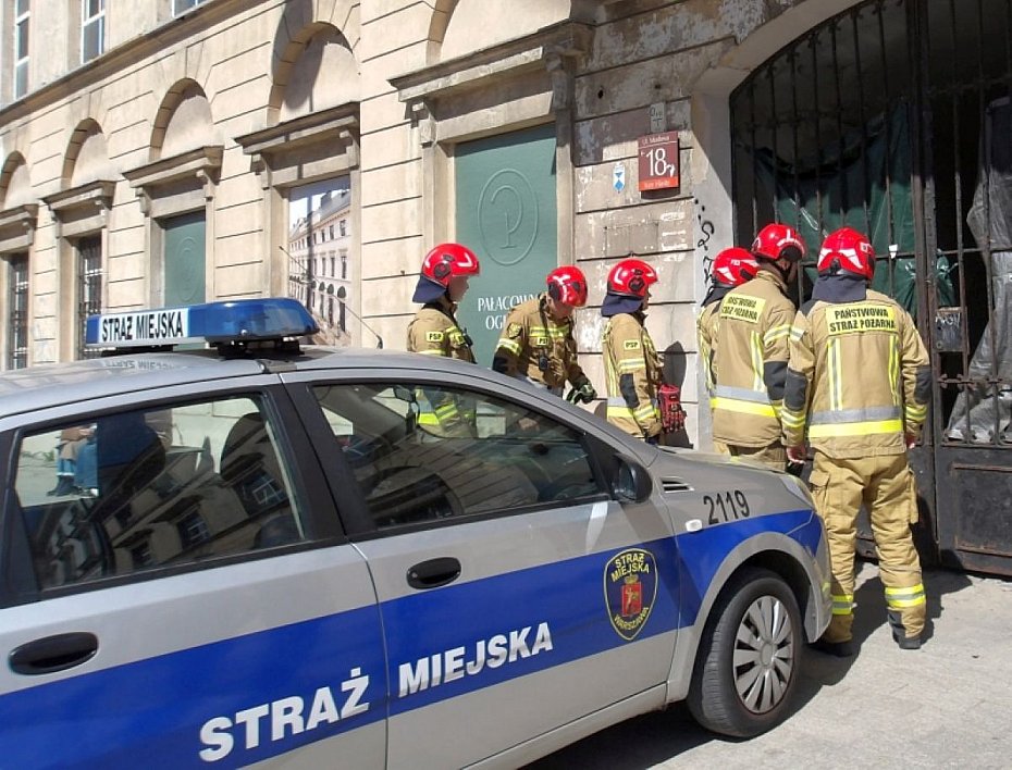 alt='Seniorzy utkn�li w kamienicy przy Miodowej. Interweniowa�a stra� miejska'