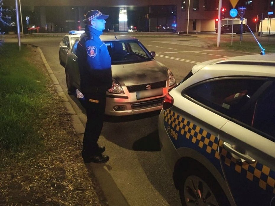 alt='Awantura na skrzy�owaniu. Kobieta pr�bowa�a wyci�gn�� kierowc� z auta'