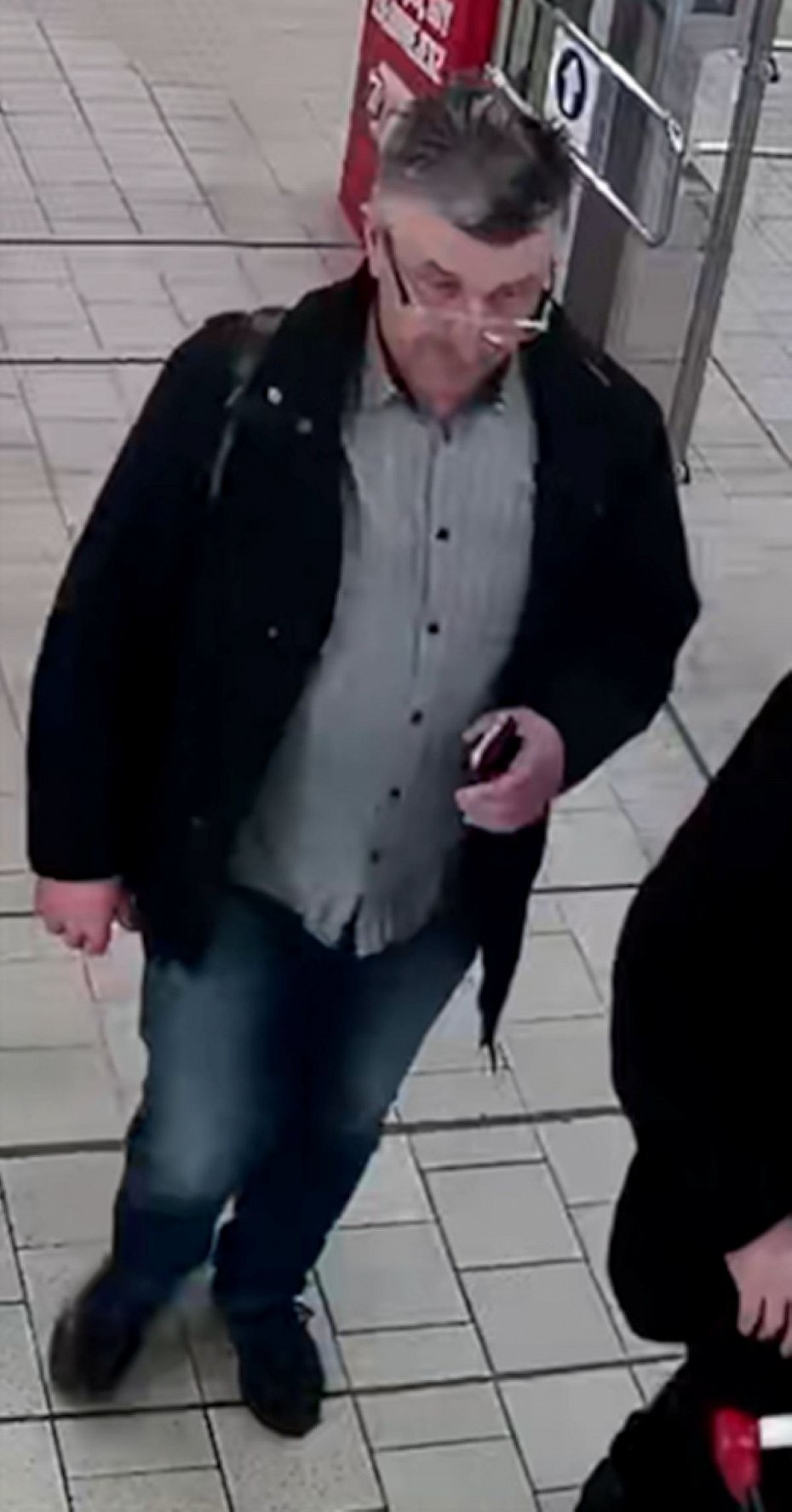 Policja publikuje wizerunki. Pom� ustali� sprawc�w