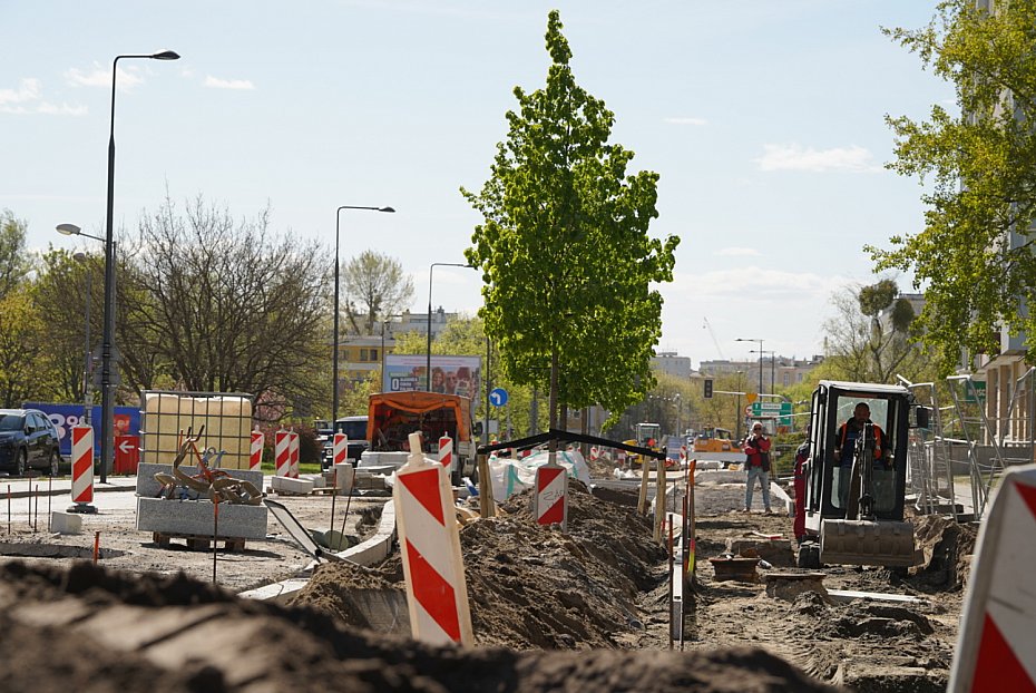 alt='Al. Solidarno�ci zmienia si� w zielon� alej�. Trwa sadzenie drzew'