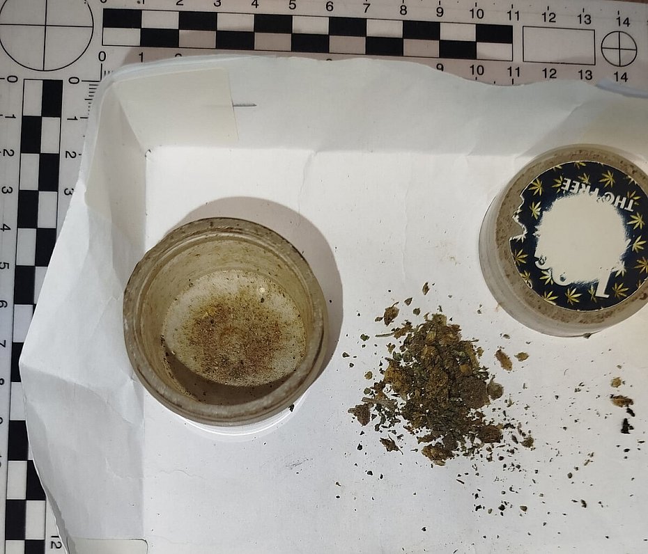 alt='Marihuana ukryta w szafce. 40-latek zatrzymany'