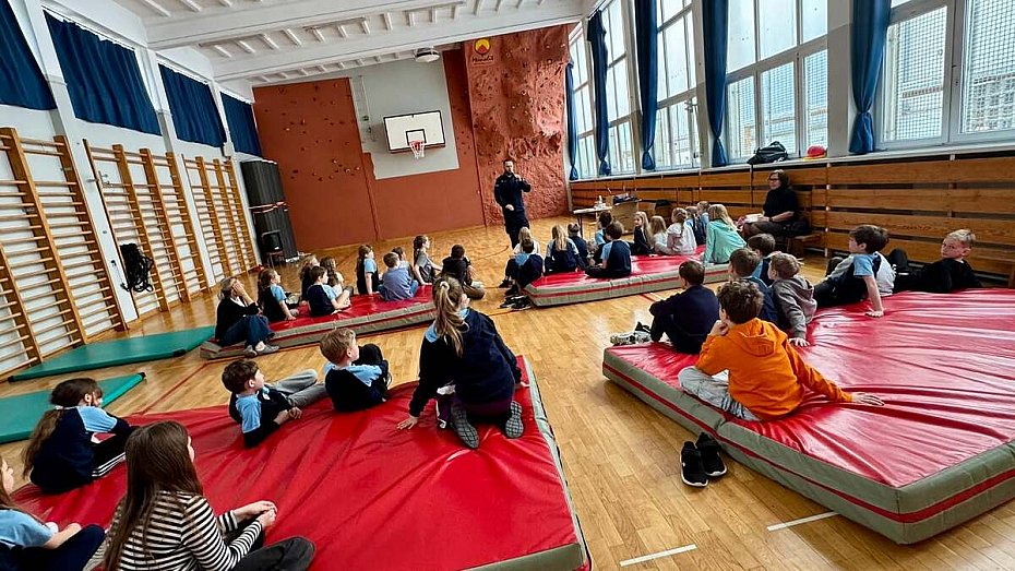 alt='Policjant uczy� dzieci zasad bezpiecze�stwa'