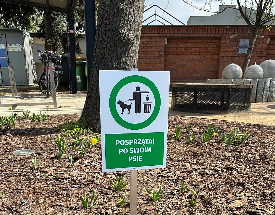 alt='Tabliczki dla "psiarzy" zamiast koszy. Mieszka�cy Wawra oburzeni'