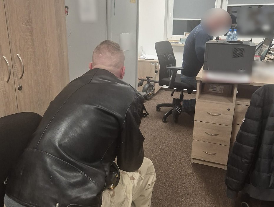 alt='Wy�udzenie telefon�w za 56 tys. z�. Czterech m�czyzn zatrzymanych'