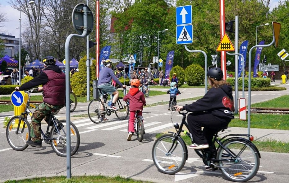 alt='T�umy na pikniku "Zdrowo-rowerowo". Dzieci zdawa�y na kart� rowerow�'