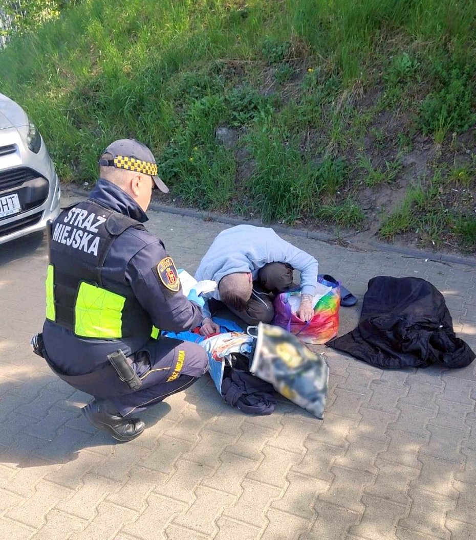 alt='Wygl�da� na �pi�cego. Stra�nicy uratowali 38-latka'