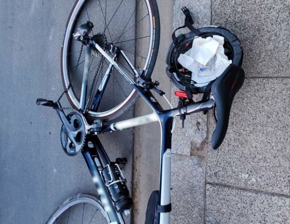 alt='Rowerzysta upad� na �cie�ce. Stra�nicy ruszyli z pomoc�'