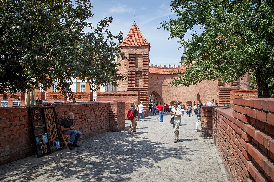 alt='Noc Muze�w w Barbakanie. Zobacz, jak wygl�da�a dawna Warszawa'