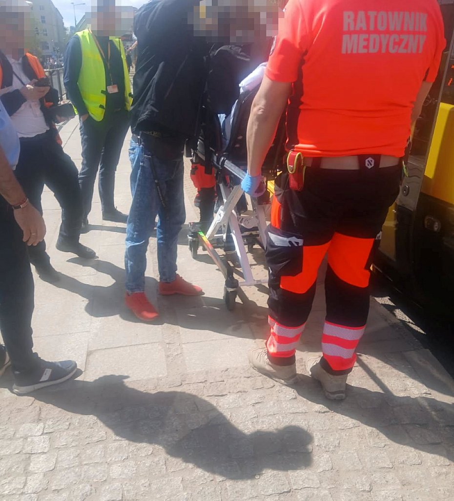 alt='Warszawa: dzielnicowy uratowa� pasa�erk� tramwaju'