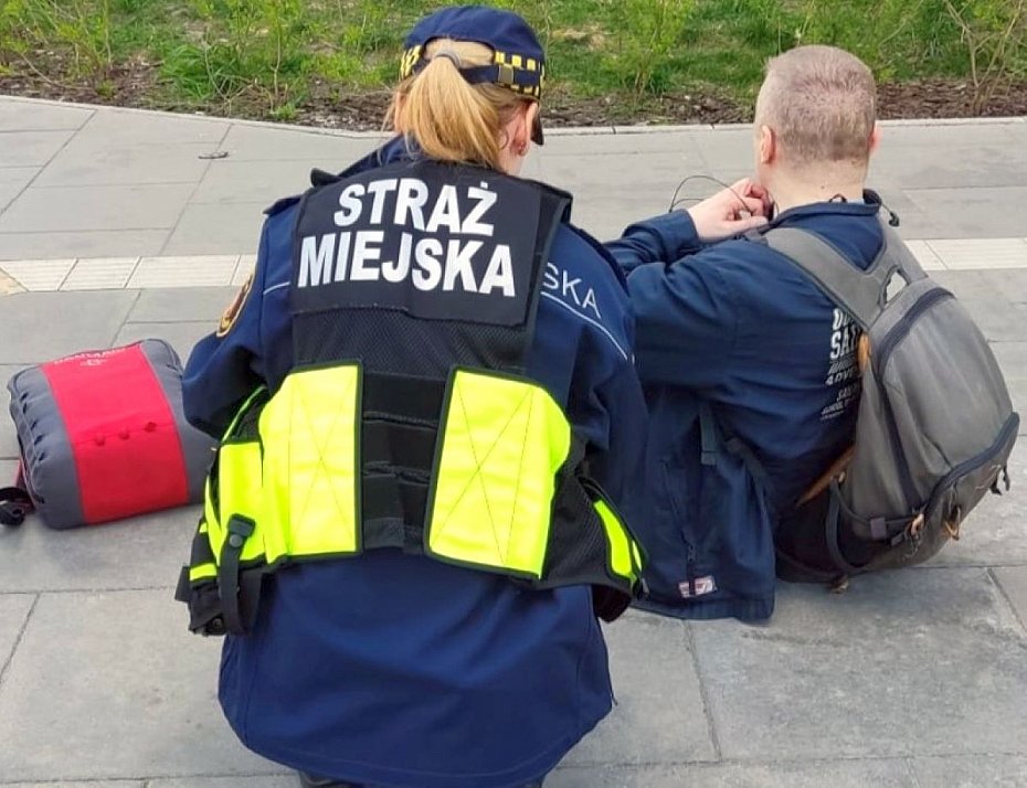 alt='Stra�nicy miejscy uratowali m�czyzn� po zas�abni�ciu'