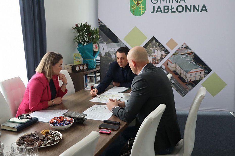 alt='Chotom�w: rusza budowa kanalizacji i wodoci�gu. Podpisano umow�'