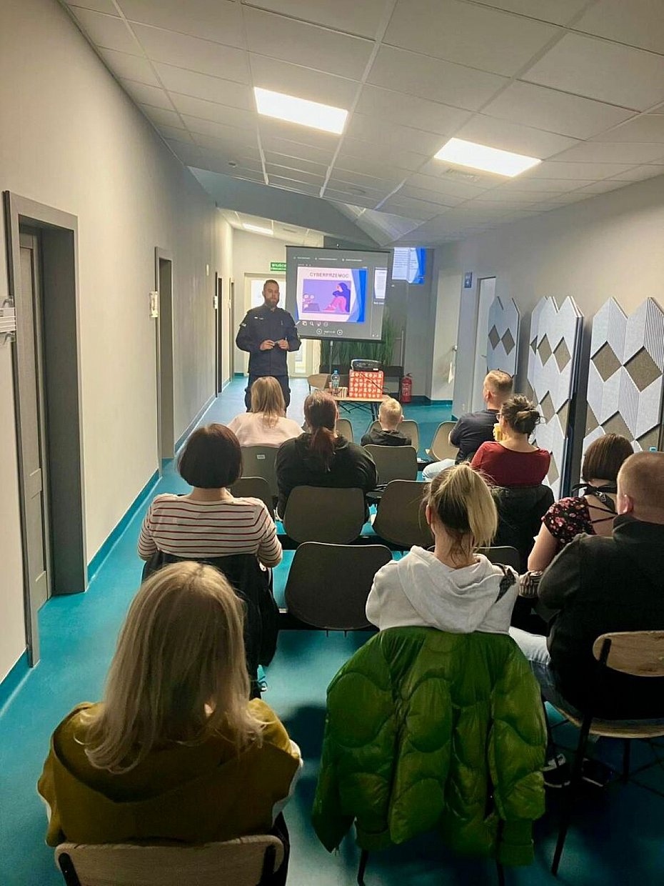 alt='Rodzice ucz� si�, jak chroni� dzieci przed zagro�eniami'