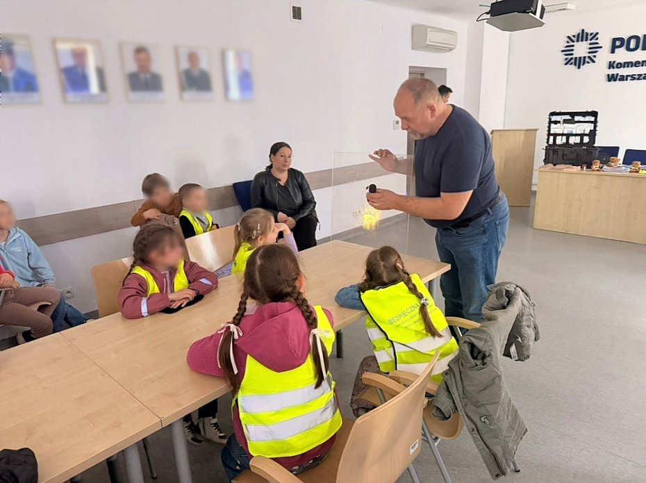alt='Przedszkolaki odwiedzi�y policj� i uczy�y si� bezpiecze�stwa'