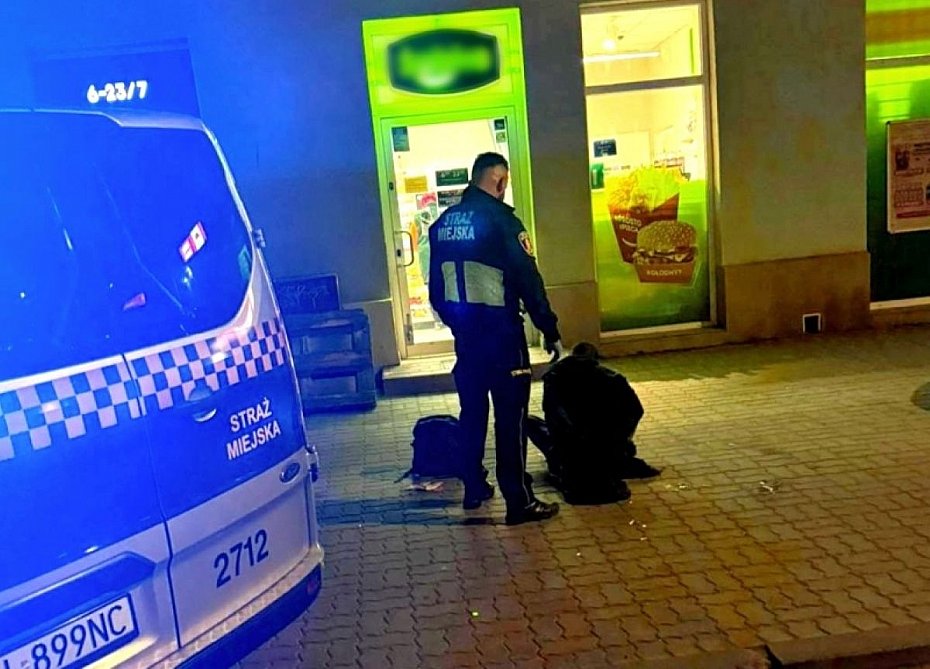 alt='Grozi� ekspedientce, bo nie dosta� alkoholu. Zatrzymali go stra�nicy'