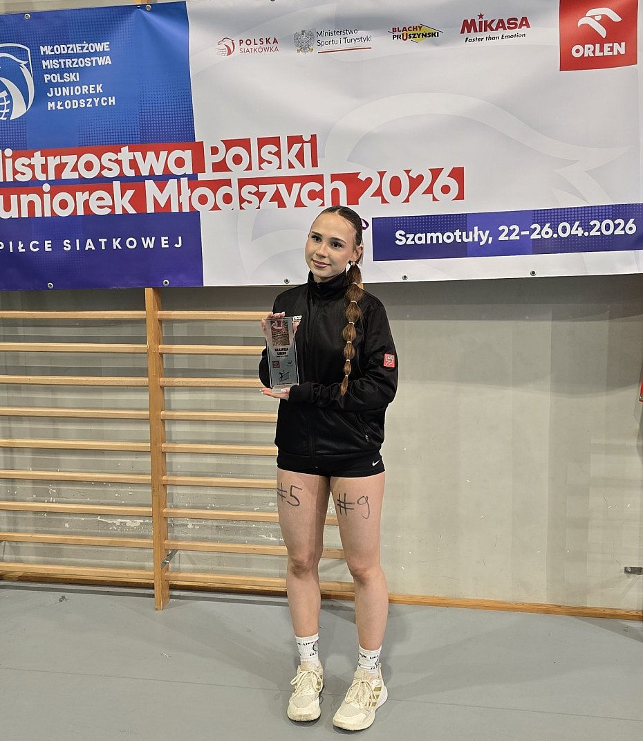 alt='Zuzanna Szymczyk z Niepor�tu najlepsz� libero turnieju fina�owego'