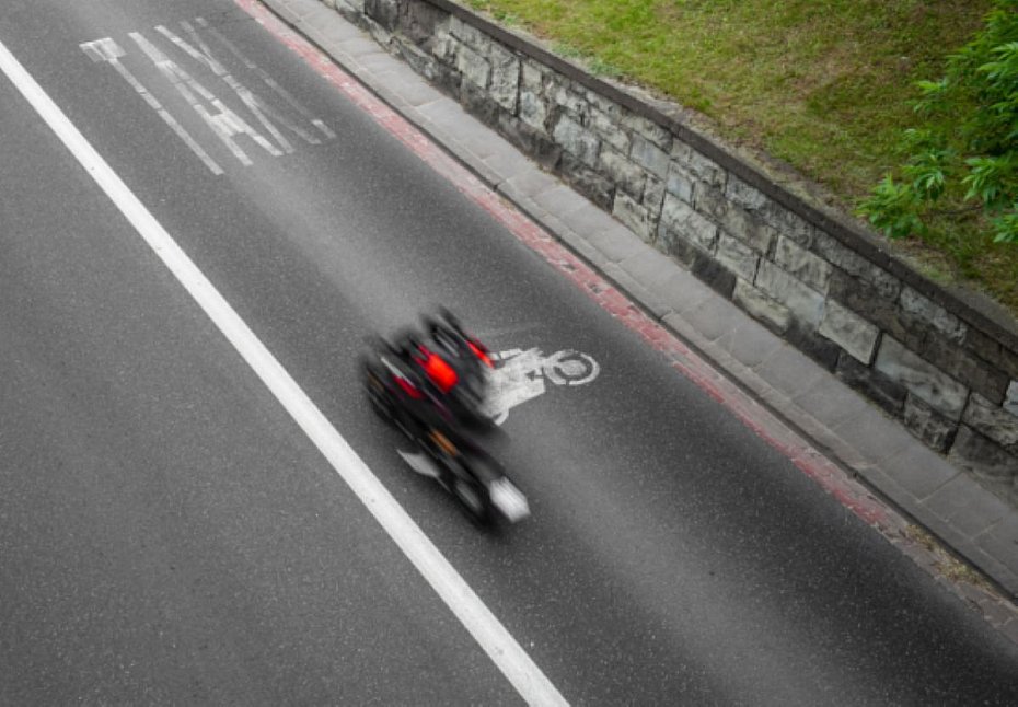 alt='Warszawa: motocykli�ci rzadko na drogach, cz�sto w wypadkach'