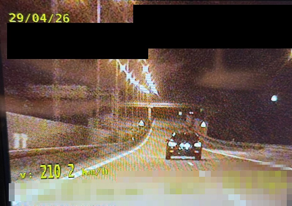 alt='210 km/h i seria wykrocze�. Kierowca BMW zap�aci 8200 z�'