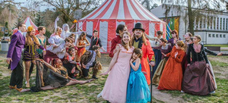alt='The Greatest Showman w Amfiteatrze Bemowo. Teatr spo�eczno�ciowy wraca'